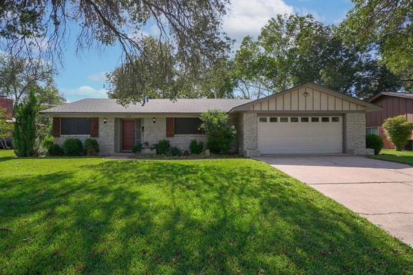 8401 Marys Creek Drive, Benbrook, TX 76116