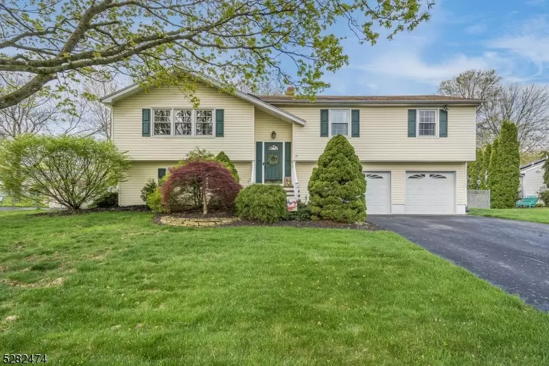 17 Raleigh Ct, Lopatcong Twp., NJ 08865