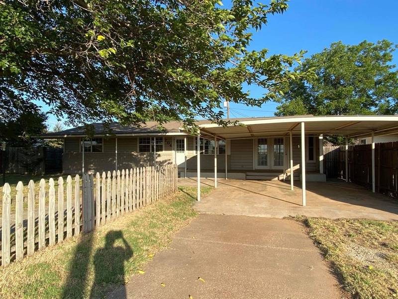 704 S Central Avenue, Knox City, TX 79529