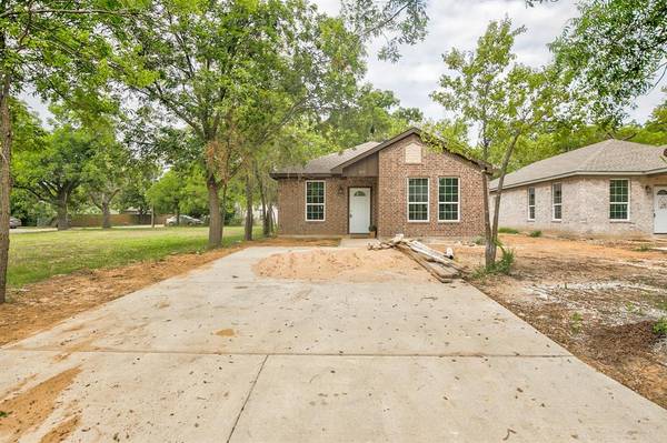 429 Sabine Avenue, Cleburne, TX 76031