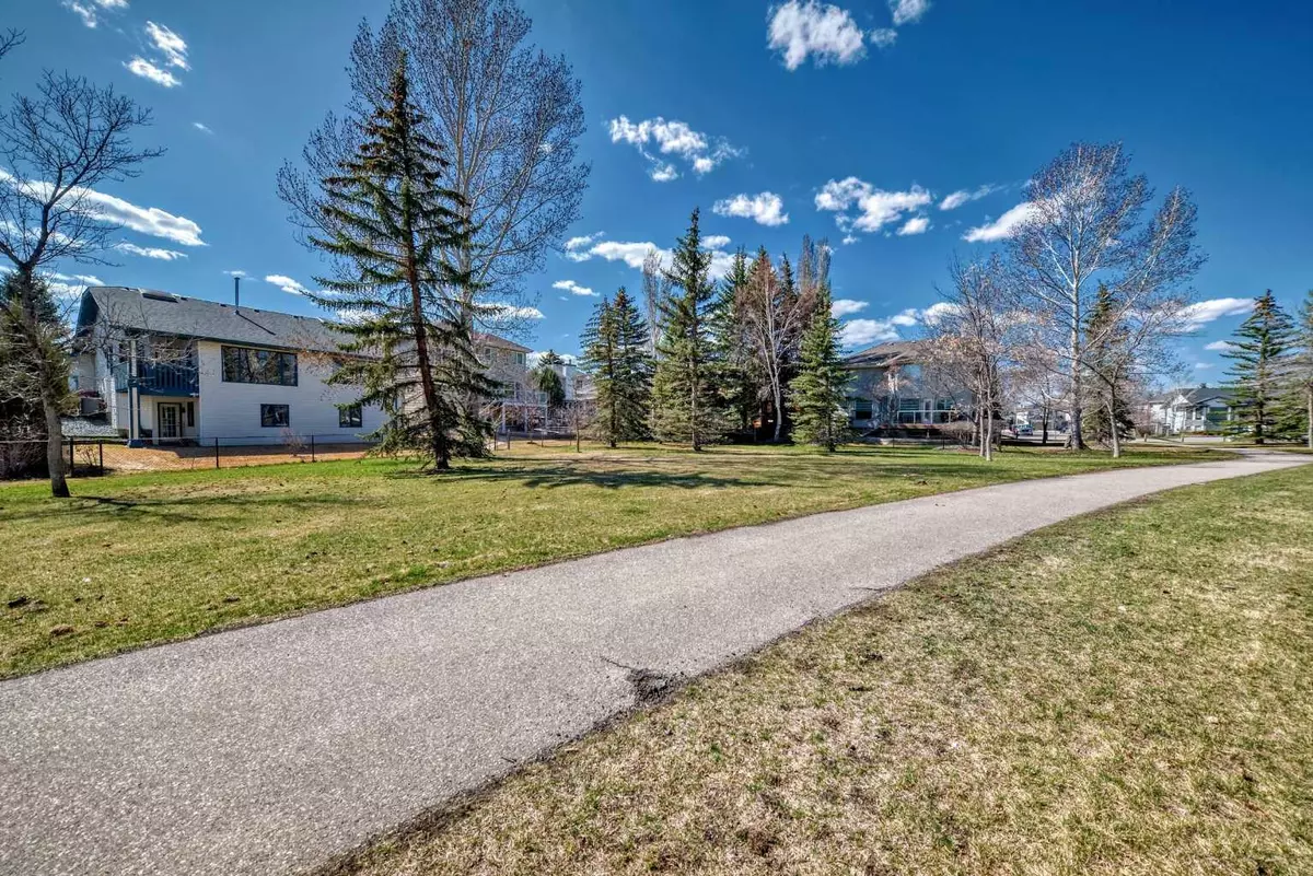 Calgary, AB T2Z 2K2,255 Douglasbank Mews SE