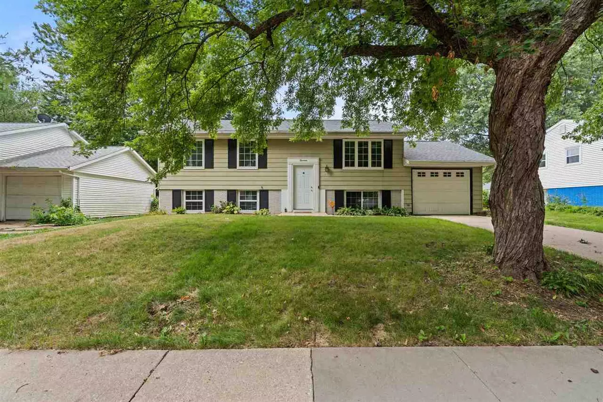 Iowa City, IA 52240,14 Regal Ln