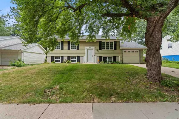 14 Regal Ln, Iowa City, IA 52240