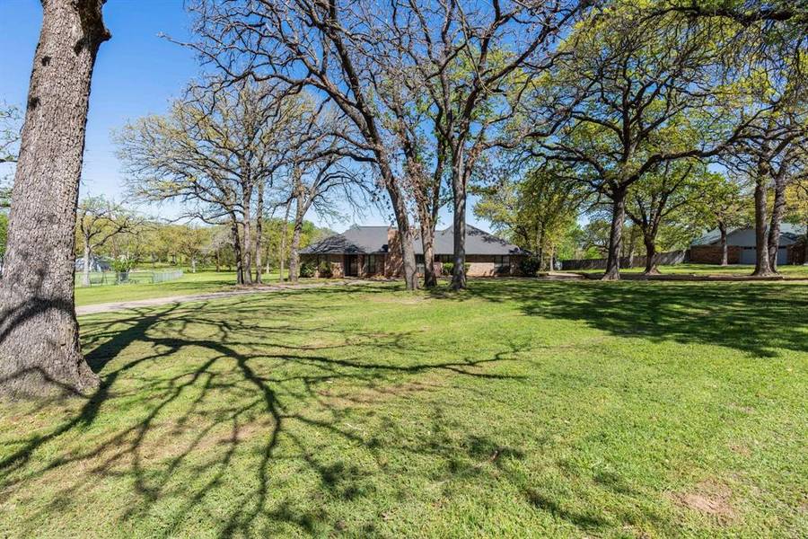 121 Towering Oaks Court, Burleson, TX 76028