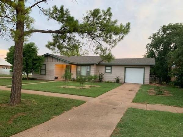 801 N Mckinley Avenue, Rotan, TX 79546