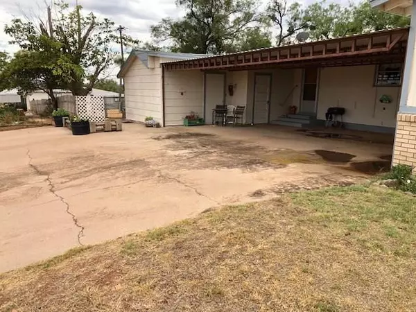 Rotan, TX 79546,612 E Sammy Baugh Avenue