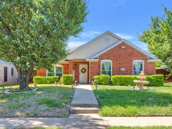 2749 Kingswood Boulevard, Grand Prairie, TX 75052