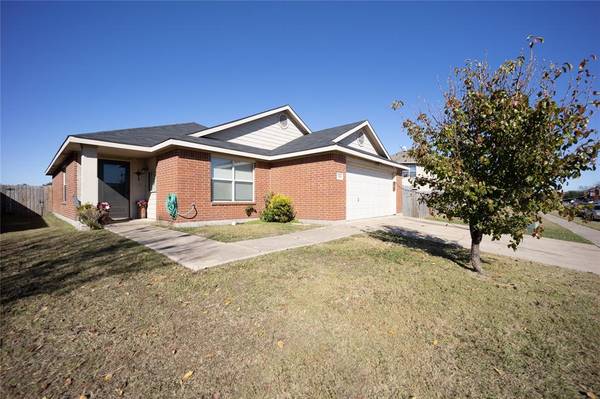 1104 Vicksburg Drive, Ennis, TX 75119