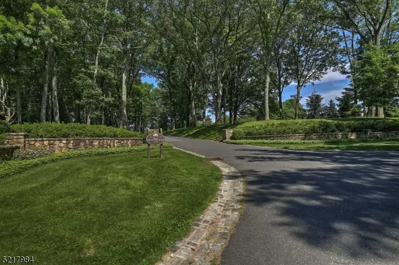 Mendham Twp., NJ 07945,2 Sutton Place, Lot 2