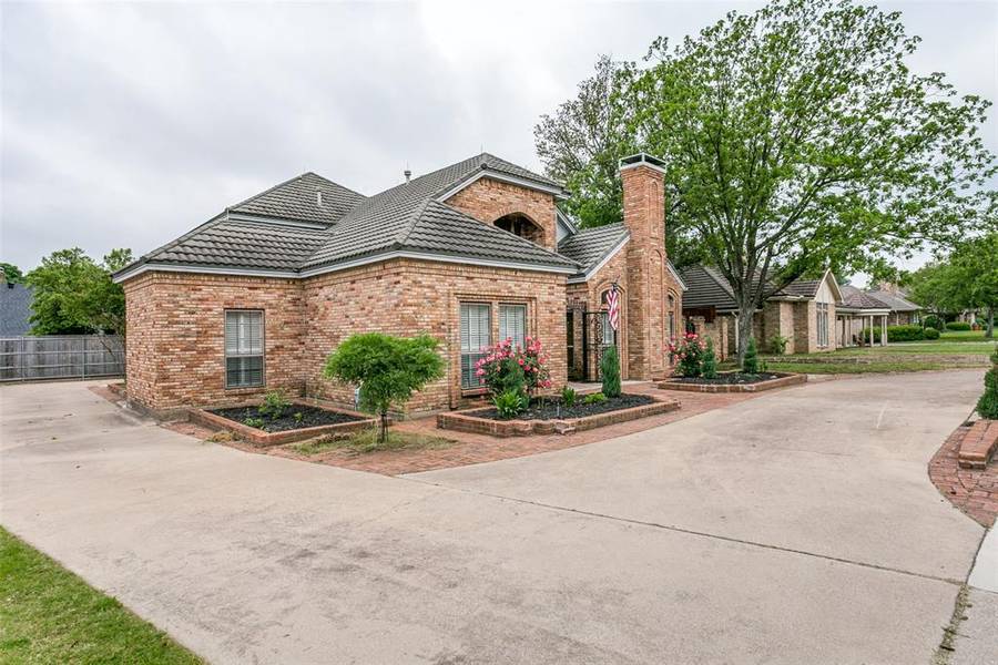 2437 Stonegate Drive N, Bedford, TX 76021