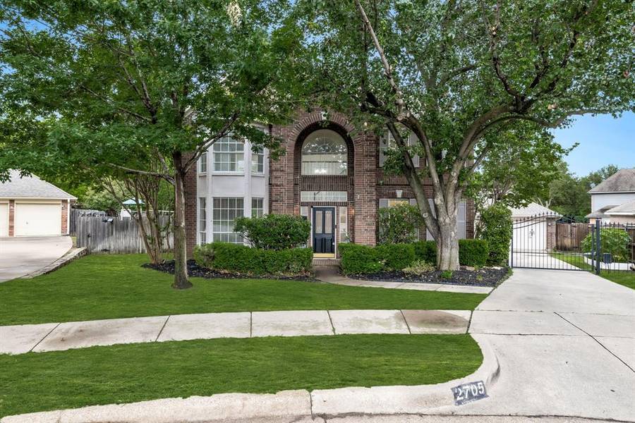 2705 Greenbrook Court, Grapevine, TX 76051