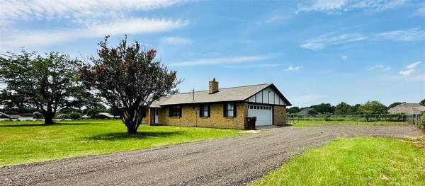 832 Crooked Creek Rd., Edgewood, TX 75117