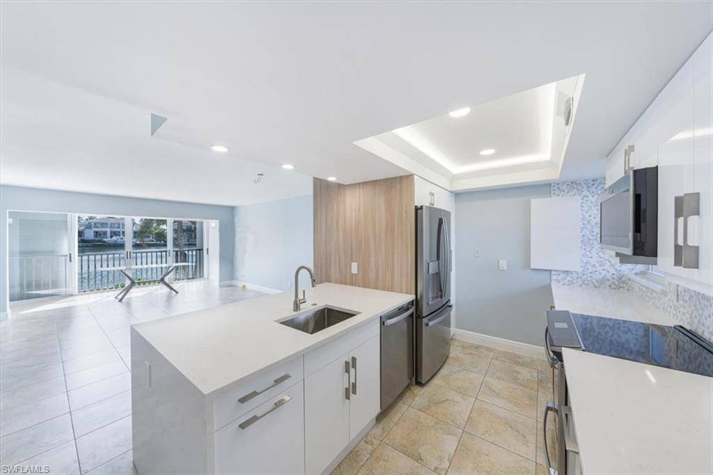 300 Park Shore DR 1B, Naples, FL 34103