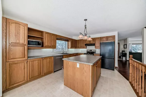 Calgary, AB T2J 6Y8,240 Deer River PL SE