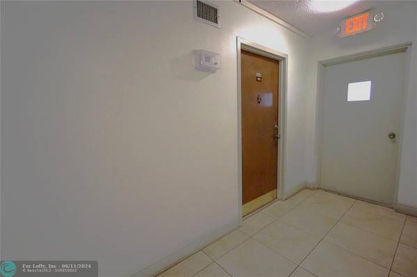 Miami Beach, FL 33141,6941 Carlyle Ave  #4C