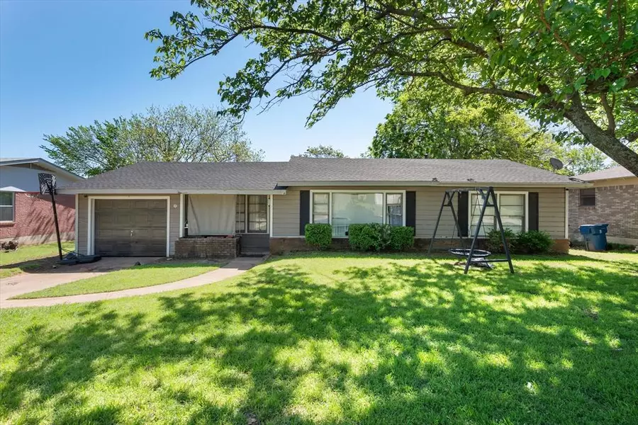 107 Oakwood Drive, Keene, TX 76059