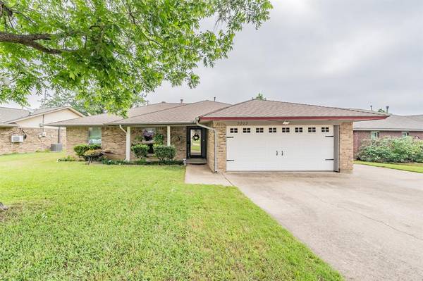 3703 Moselle Drive, Arlington, TX 76016