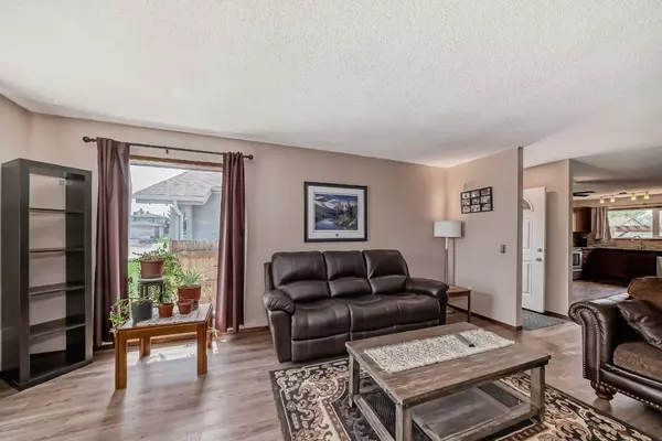 Calgary, AB T2A 5T1,220 Madeira PL NE