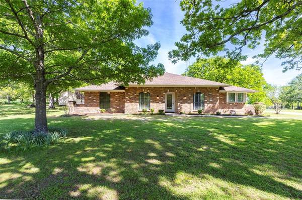 3084 Woodglen Drive,  Commerce,  TX 75428