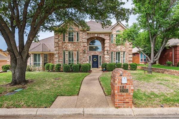 2703 Pomponessett Drive,  Arlington,  TX 76001