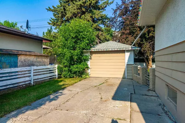 Calgary, AB T2V 3B1,40 Harrow CRES SW