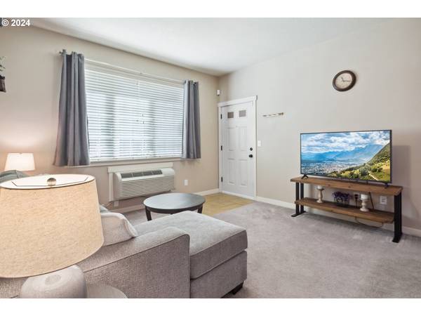 7911 NE ROCKNE WAY, Hillsboro, OR 97006