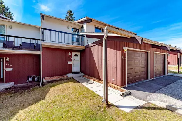 Calgary, AB T1Y 3R3,3219 56 ST NE #135