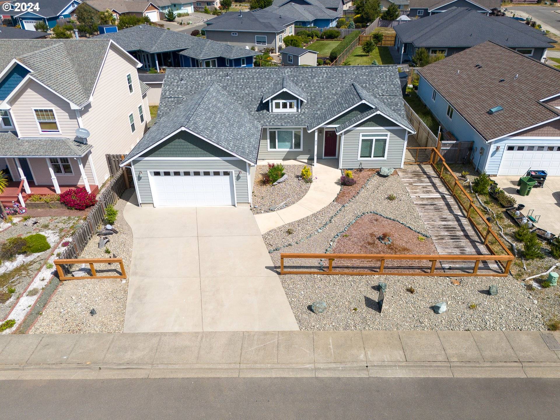 812 ROGERS PL, Bandon, OR 97411