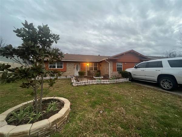 309 Forrest Hill Lane, Grand Prairie, TX 75052