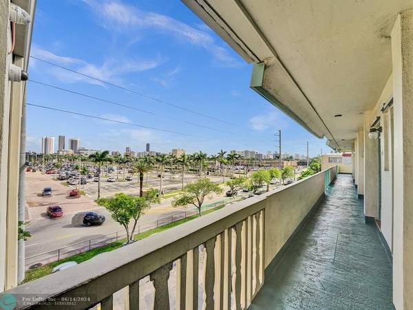 Hallandale Beach, FL 33009,1333 E Hallandale Beach Blvd  #412