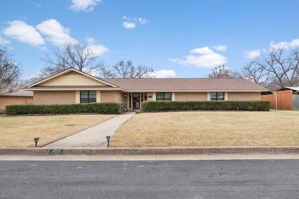 1910 Wes Hardin Circle, Bonham, TX 75418