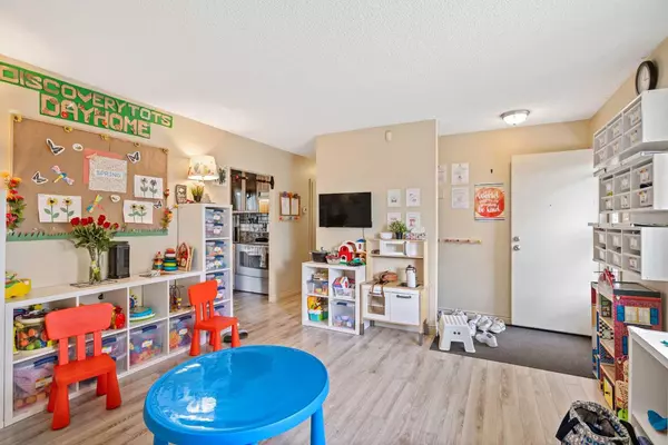 Calgary, AB T3E 3J8,3110 40 ST SW