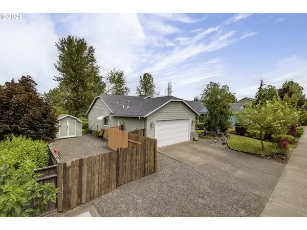 Molalla, OR 97038,913 MEADOW DR