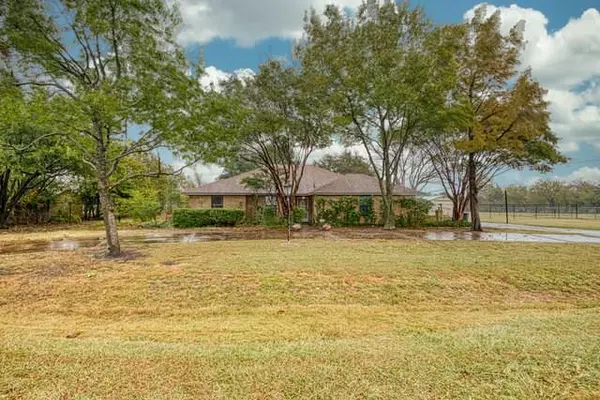 110 Deborde Circle, Red Oak, TX 75154