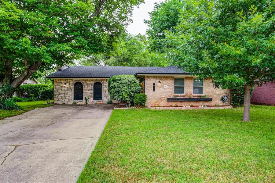 611 Northside Avenue, Lewisville, TX 75057