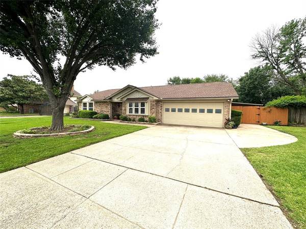 647 Highland Park Drive, Hurst, TX 76054