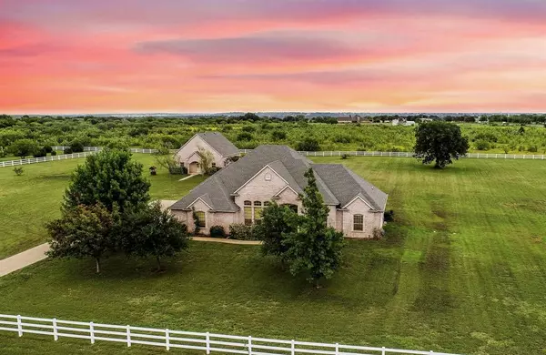 1009 Summerlin Drive, Granbury, TX 76048