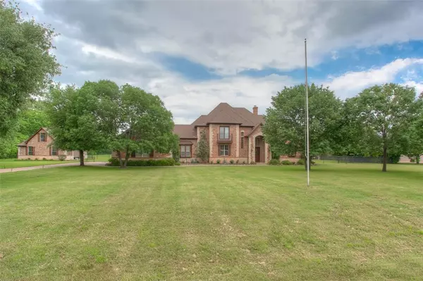 134 Waggoner Court, Fort Worth, TX 76108