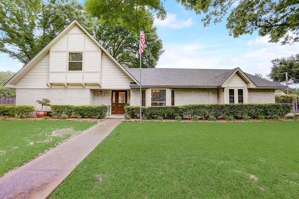 916 Willow Way, Benbrook, TX 76126