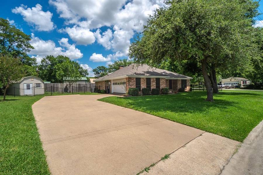 100 Juanita Avenue, Wills Point, TX 75169