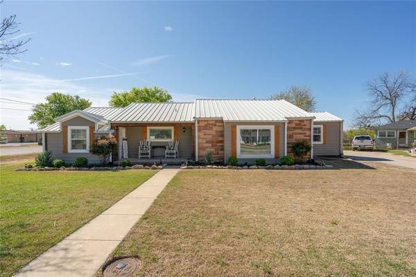 243 W Live Oak Street, Jacksboro, TX 76458