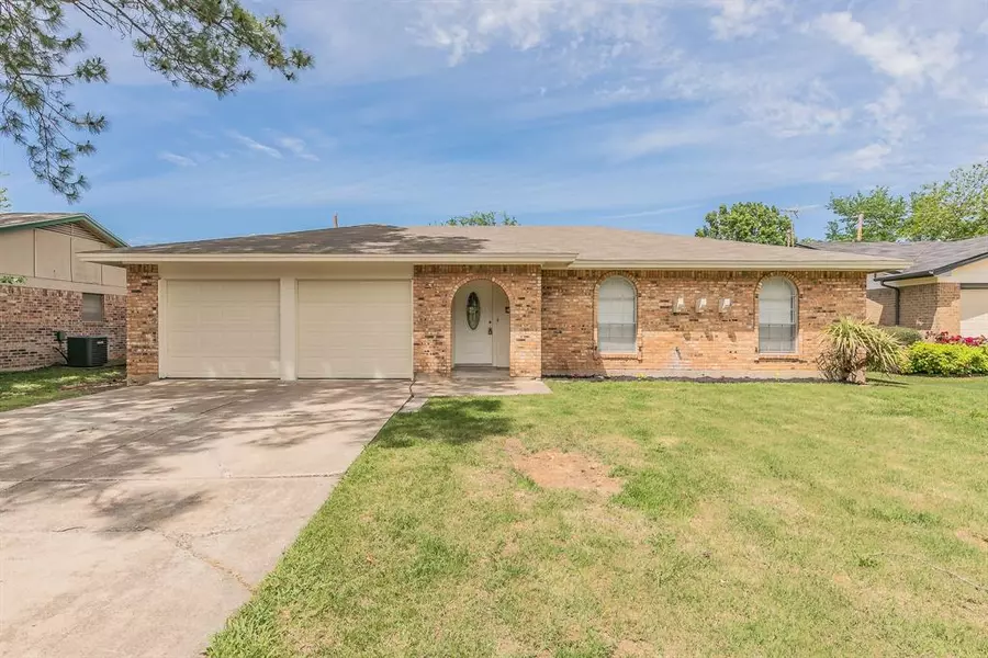 2303 Vineyard Drive, Arlington, TX 76015