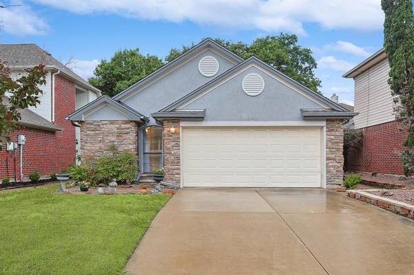 942 RAMBLEWOOD Drive, Lewisville, TX 75067