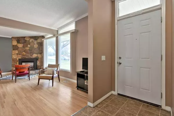 Calgary, AB T3A 0W9,3932 40 AVE NW