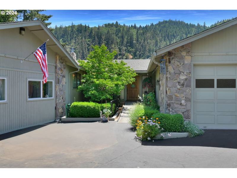 70 N RIVER DR, Roseburg, OR 97470