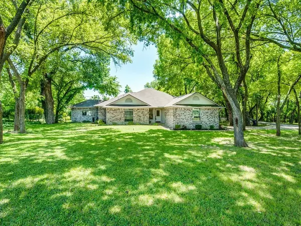 302 Meandering Way, Palmer, TX 75152