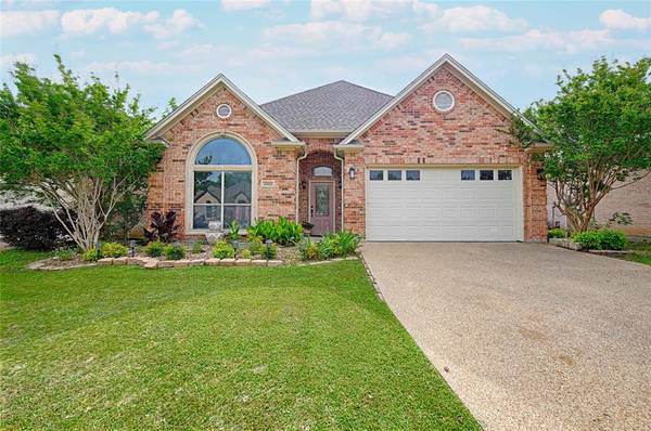 2802 Hollypoint Court,  Arlington,  TX 76015