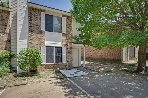 219 Country Bend Drive, Duncanville, TX 75137