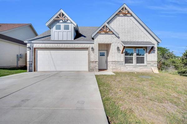 5826 Black Pine Circle, Granbury, TX 76048