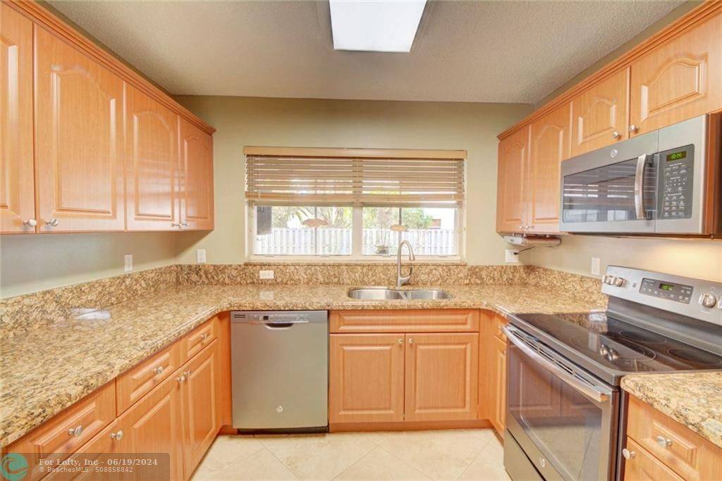 Coral Springs, FL 33067,6346 NW 39th St